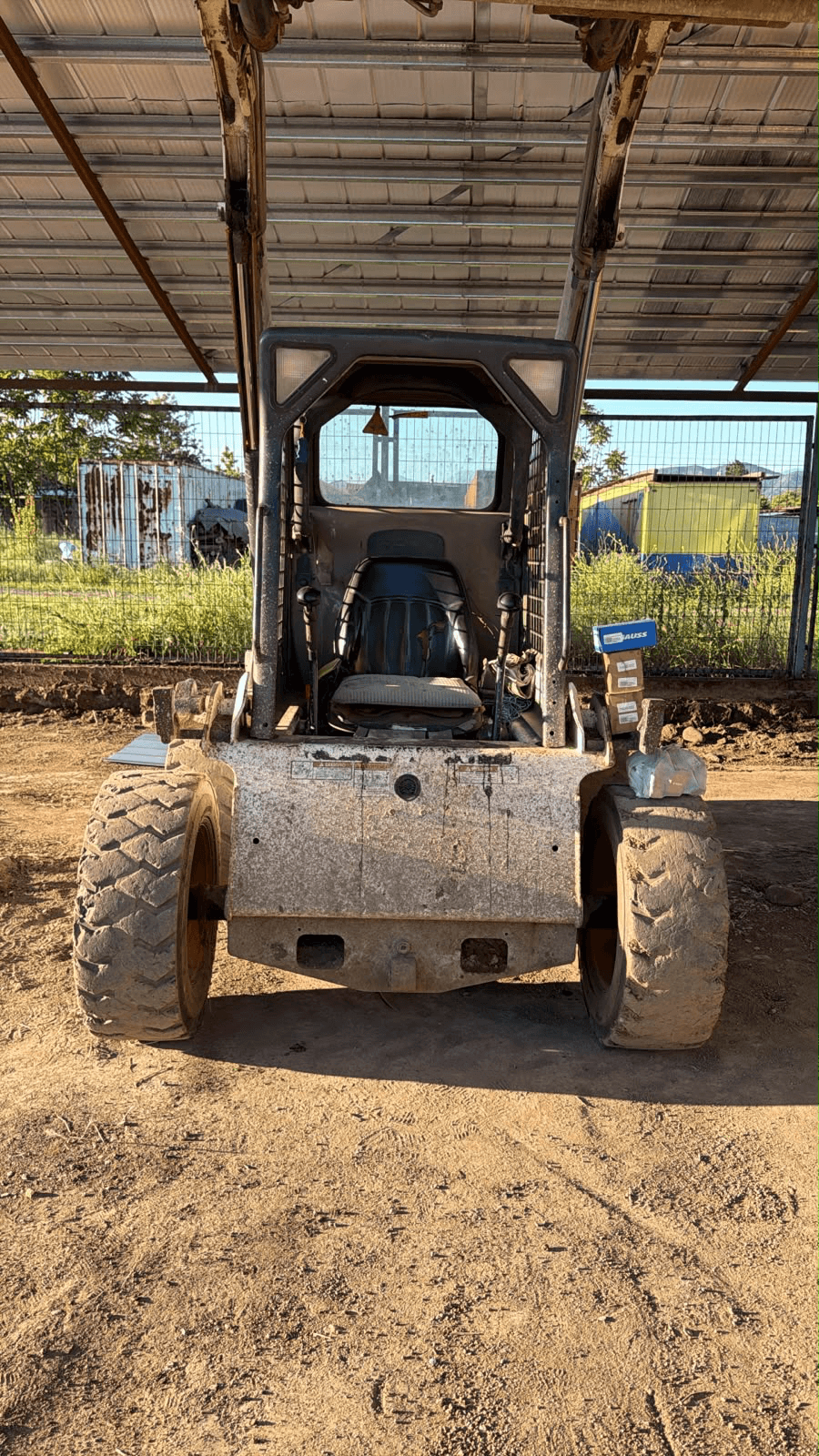 Minicargador Bobcat modelo 530 año 2013 disponible para arriendo